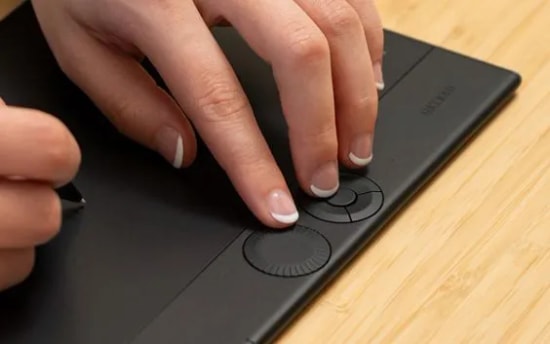 Wacom Intuos Pro M PTK670K0B Grafik Tablet - 8192 Basınç, 5080 LPI, Bluetooth 4.2, Çoklu Dokunmatik, 8 Kısayol Tuşu