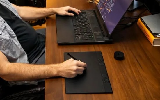 Wacom Intuos Pro M PTK670K0B Grafik Tablet - 8192 Basınç, 5080 LPI, Bluetooth 4.2, Çoklu Dokunmatik, 8 Kısayol Tuşu
