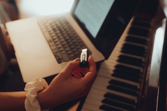 Verbatim 49173 Store 'n' Go V3 32GB USB 3.2 Bellek - 80MB(s Okuma, 25MB/s Yazma, Kaydır Kilitle Mekanizması