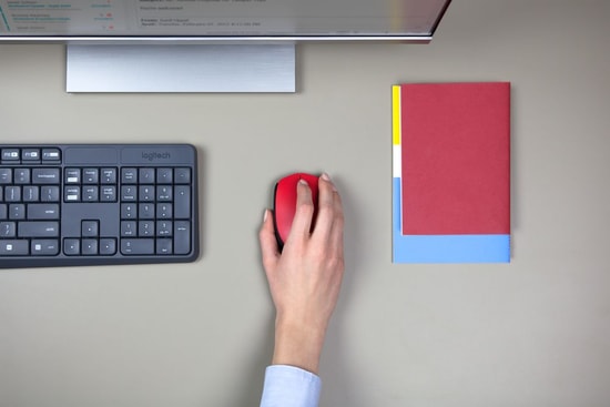 Logitech M171 Kırmızı Kablosuz Optik Mouse (910-004641) - USB Nano Alıcı, 1000DPI, Ergonomik Tasarım, 10 Metre Menzil