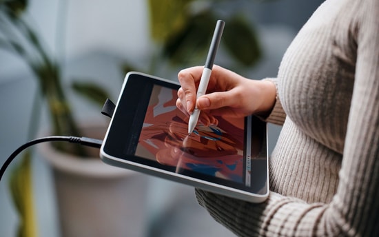 Wacom One 12 (DTC121W0B) 12 İnç Ekranlı Çizim Tableti - Full HD, %99 sRGB, Basınç Duyarlı Kalem ve Çoklu Dokunmatik